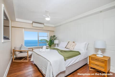 Pacific Plaza Apartments — hotel room