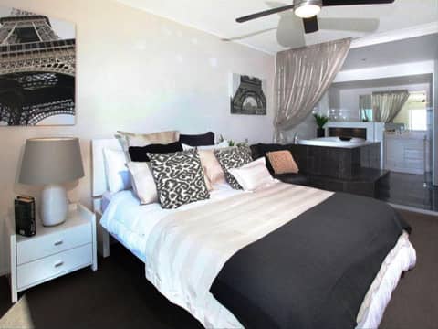 Pacific Plaza Apartments — hotel room