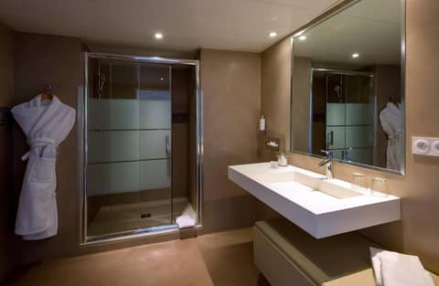 Servotel Saint-Vincent — bathroom