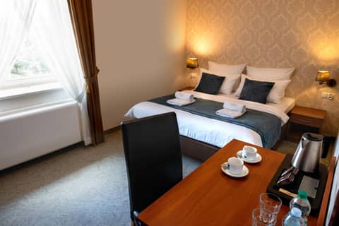 Aparthotel Globus Self Check-in — hotel room
