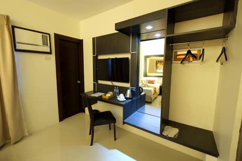 Southpole Central Hotel — hotel room