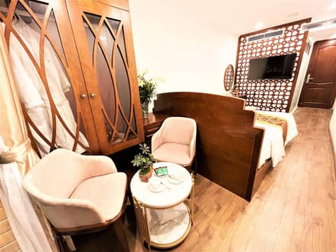 DE LA SOIE Hotel & Travel — hotel room