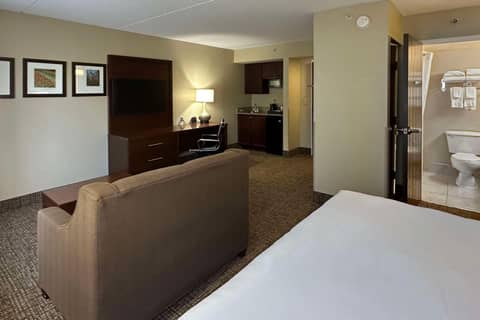 Charlotte Suites by IHG — photo 4