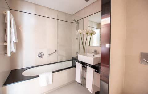 Hotel Andalucía Center — bathroom