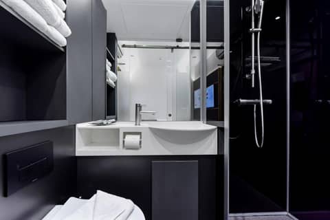 The Z Hotel Trafalgar — bathroom