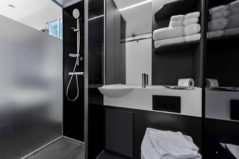 The Z Hotel Trafalgar — bathroom
