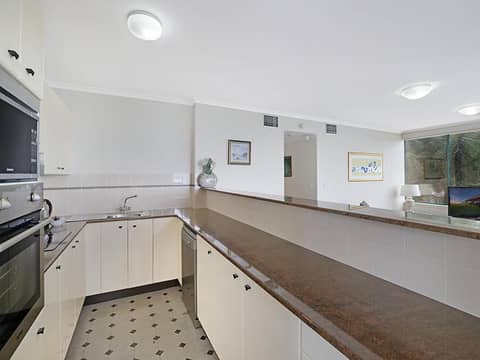 The Coogee View Beachfront Serviced Apartments — kitchen