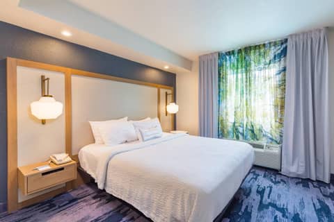 Fairfield Inn and Suites by Marriott Tampa North — hotel room