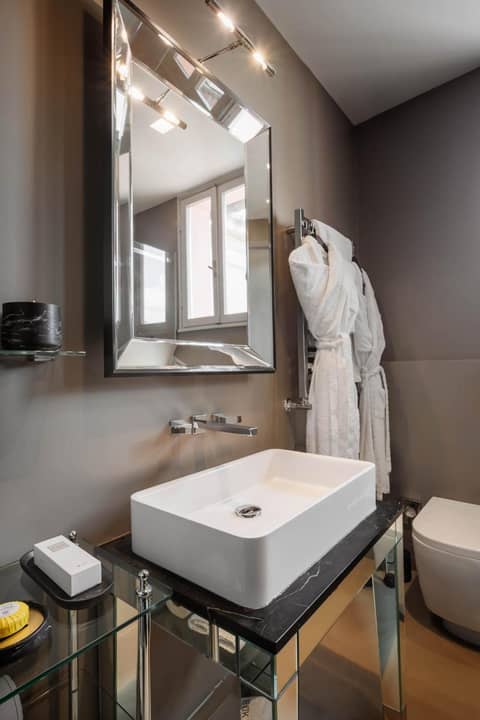 DOM Hotel Roma - Preferred Hotels & Resorts — bathroom