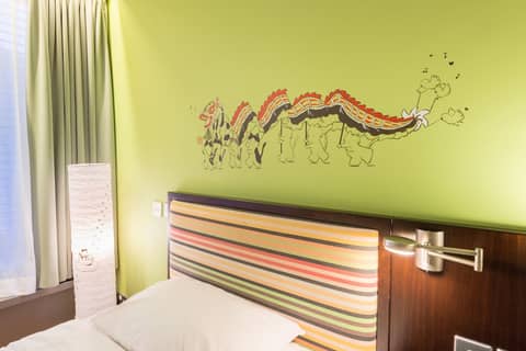 Y Loft Youth Square — hotel room