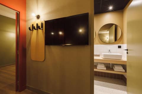 Hôtel de Noailles — bathroom