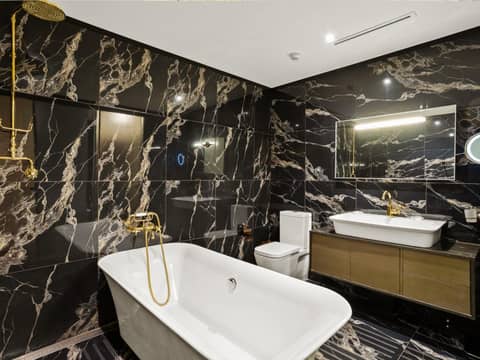 The Terrace Hotel — bathroom