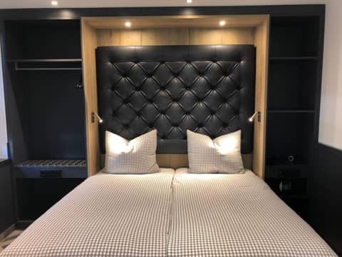Munich Deluxe Hotel — hotel room
