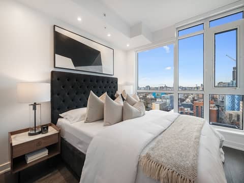 Stallion Suites - Entertainment District — bedroom