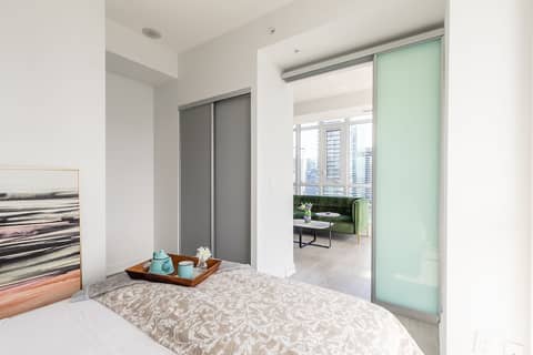 Stallion Suites - Entertainment District — bedroom