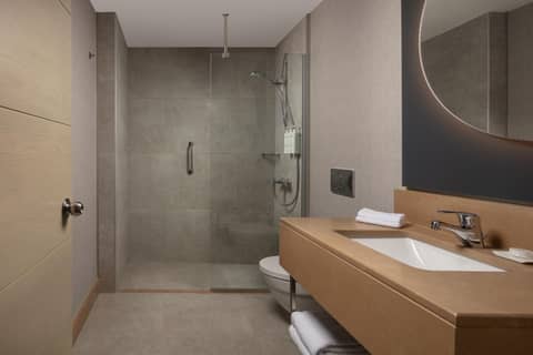 Delta Hotels Istanbul West — bathroom