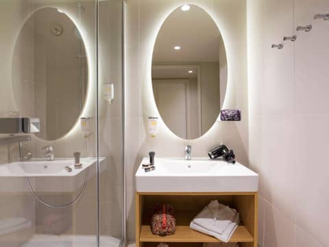 Aparthotel Adagio access München City Olympiapark — bathroom