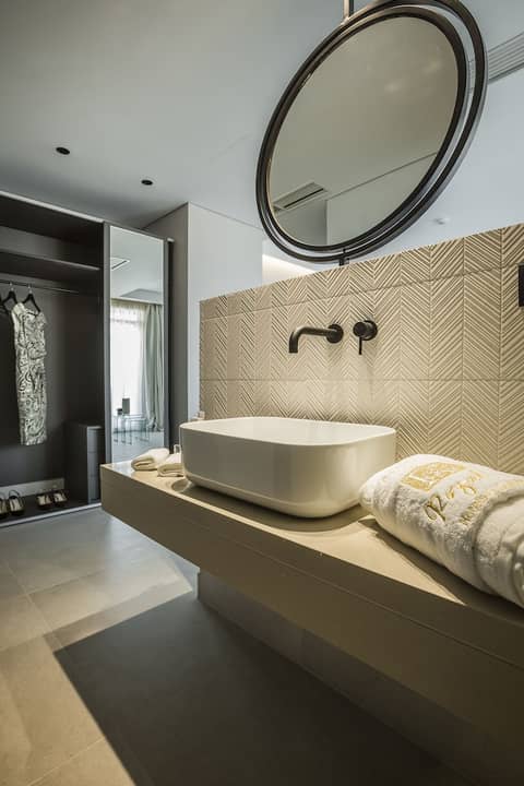 Royalty Hotel Athens — bathroom