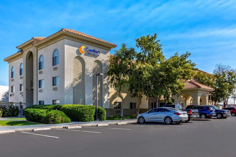 Comfort Inn & Suites Phoenix North - Deer Valley — building