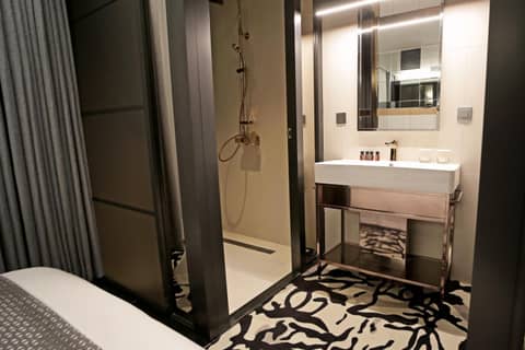 Best Louis Hamilton Hotel Gwangan — bathroom