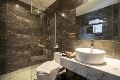The Tahiti Beach Hotel — bathroom