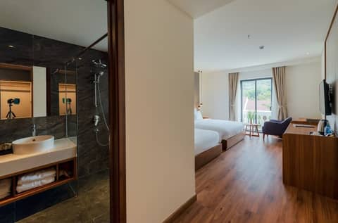 The Tahiti Beach Hotel — hotel room