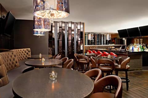 Four Points by Sheraton Hotel & Suites Calgary West — photo 8