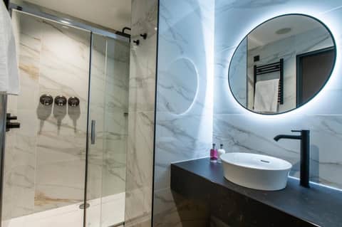 Tynecastle Park Hotel — bathroom