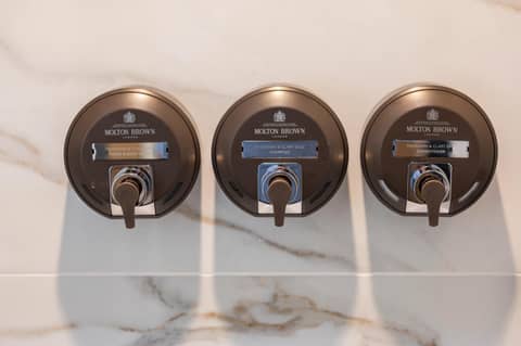 Tynecastle Park Hotel — bathroom