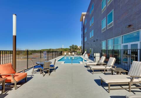 La Quinta Inn & Suites by Wyndham Lakeway — photo 2