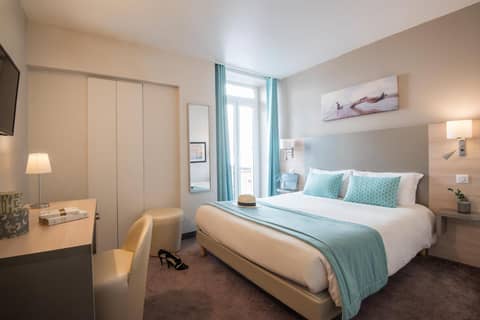 Hotel Du Midi — hotel room