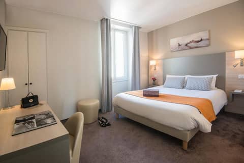 Hotel Du Midi — hotel room