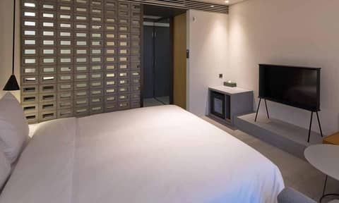 Cont Hotel — hotel room