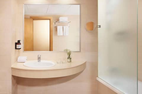 iStay by NH Ciudad de Valencia Hotel — bathroom