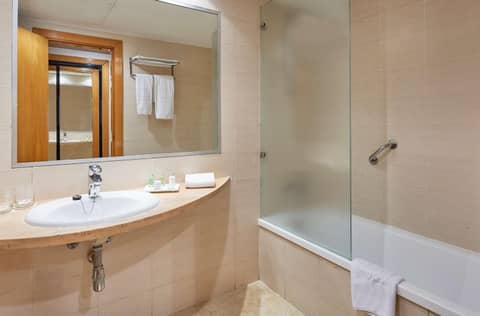 iStay by NH Ciudad de Valencia Hotel — bathroom