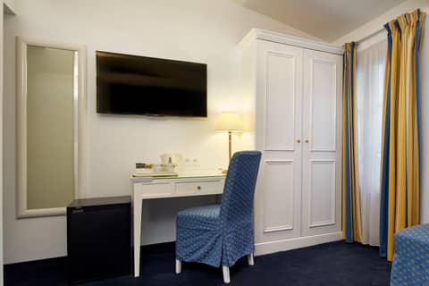 Austin's Arts Et Metiers Hotel — photo 7