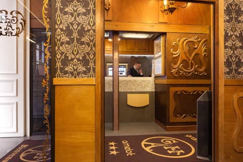 Grand Hôtel Amelot — hotel reception