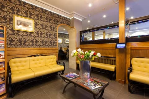 Grand Hôtel Amelot — hotel reception