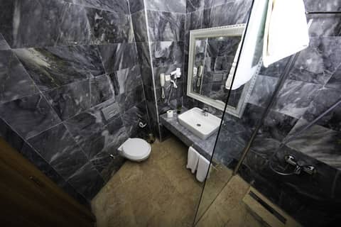 Amara Comfort Resort — bathroom