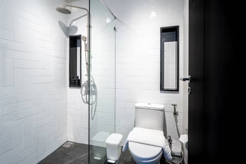 Blu Monkey Hub & Hotel Krabi Town — bathroom