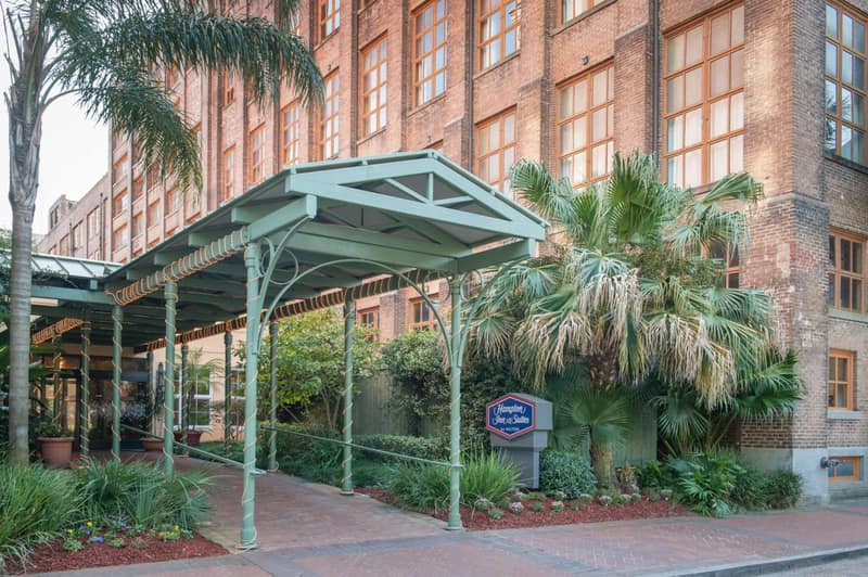 Hampton Inn and Suites New Orleans Convention Center — building