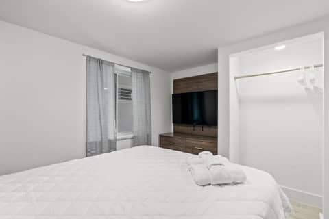 Fin's Inn — hotel room