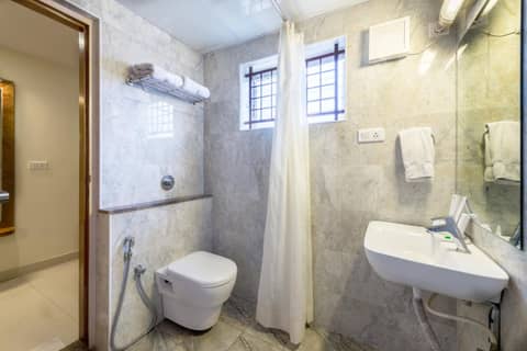 Treebo Akshaya Lalbagh Inn — bathroom