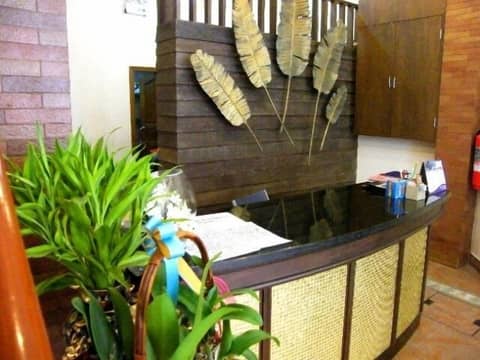 The Red Balcony Inn — recepcion & lobby