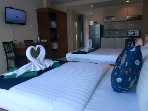 Island Patong Beachfront Apartments — hotel room