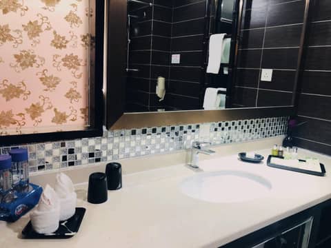 Hotel Riviera Macau — bathroom