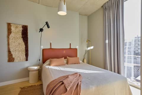 One-Bedroom Apartment with Balcony and Pool View — the supplier's photographs — photo 1