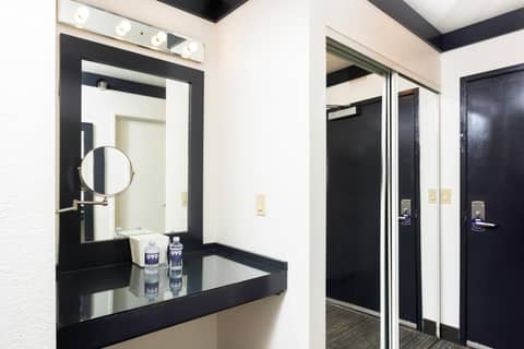 OYO Hotel and Casino Las Vegas — bathroom