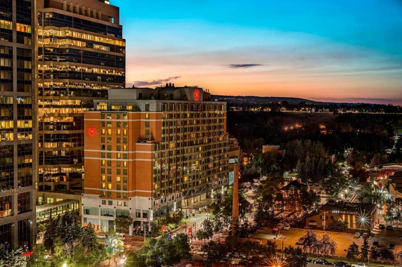 Sheraton Suites Calgary Eau Claire — building