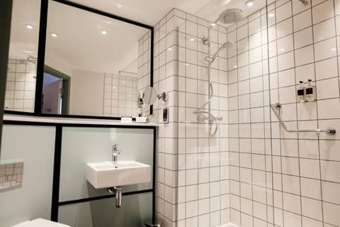 The Fox & Goose Hotel — bathroom